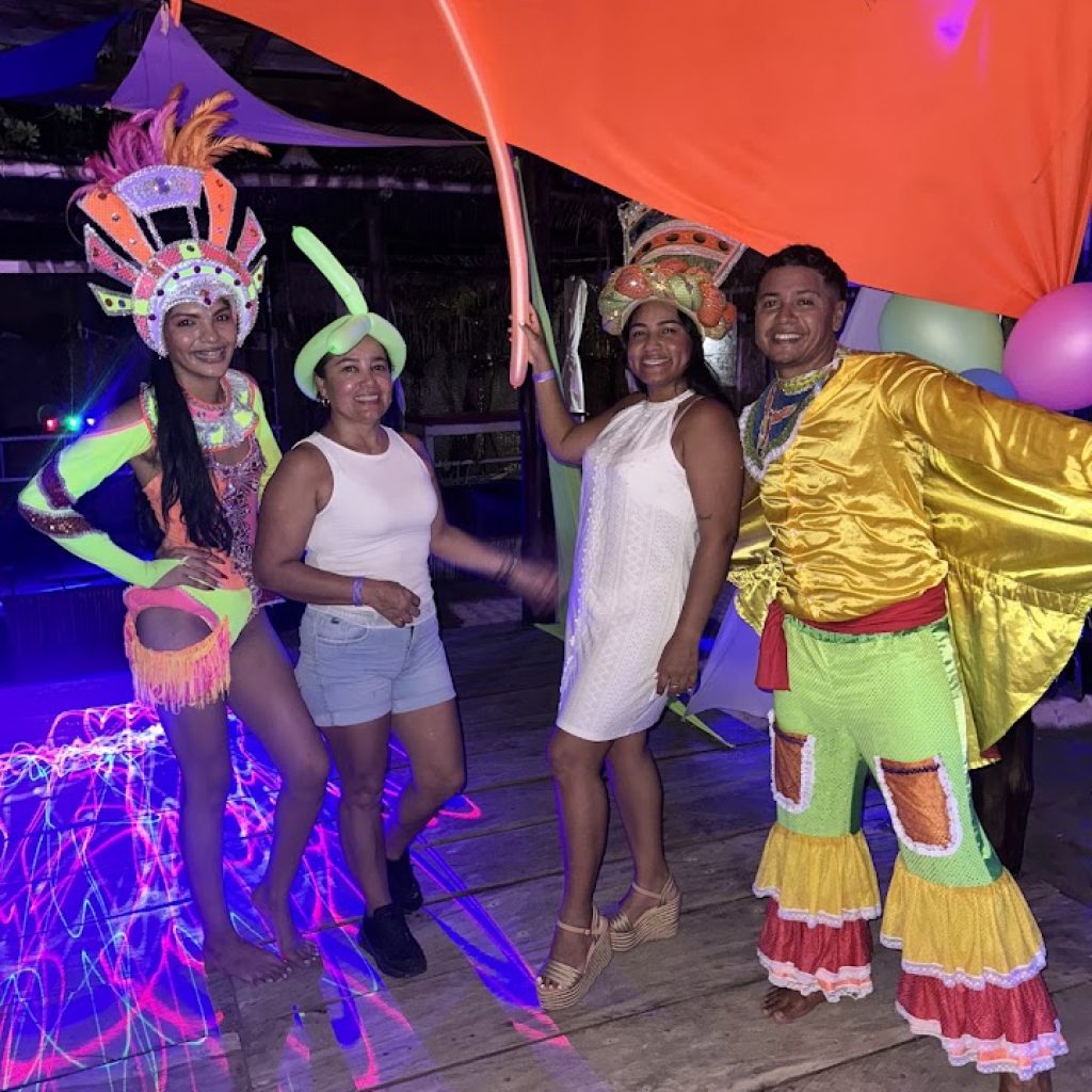 Grupo de viajeros de Viajemos NG con bailarines típicos