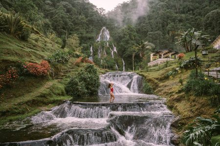 Piscinas de aguas termales de Santa Rosa de Cabal junto a la cascada